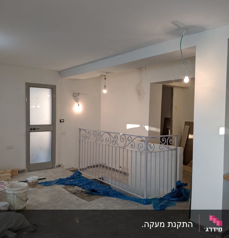 מעקה מתכת מעוצב עם דוגמאות ספירליות